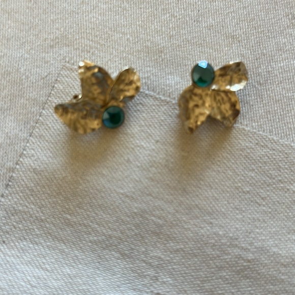 Jewelry - Vintage gold earrings